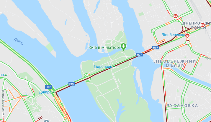 В Киеве люди перекрыли дорогу на мосту Метро, движение заблокировано